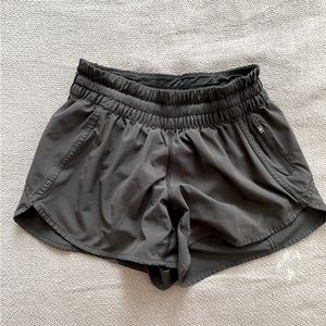 Lululemon Tracker Short (size 4)